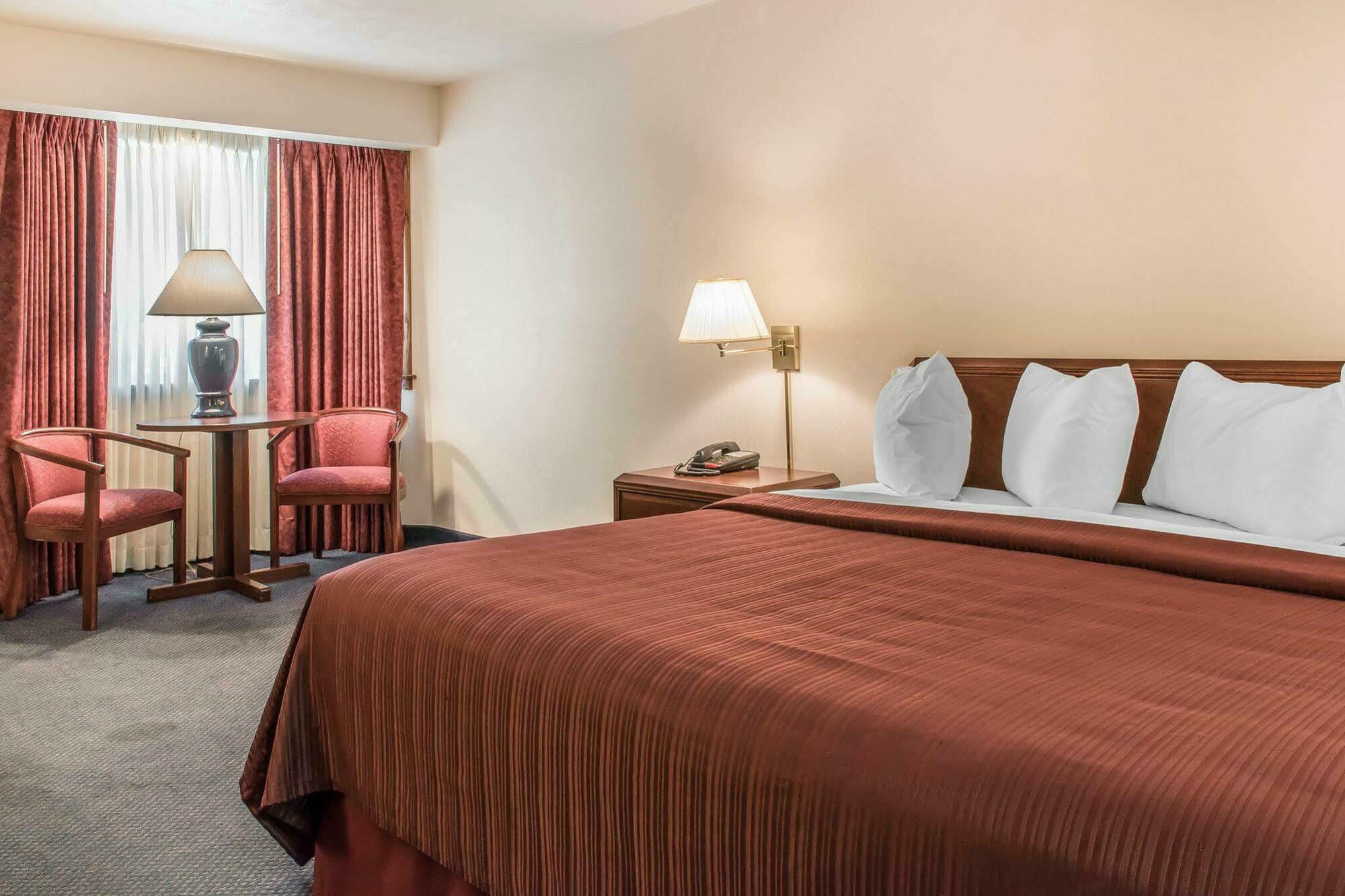 Quality Inn Бедфорд Екстер'єр фото
